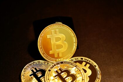 Short-term Bitcoin holders panic again, analysts say we are at a crossroads