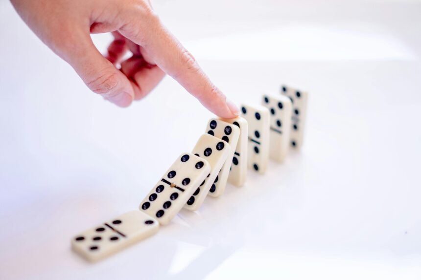 Domino Effect Selling: Analysts Reveal the Spark Behind Bitcoin’s Flash Crash Domino Effect Selling: Analysts Reveal the Spark Behind Bitcoin’s Flash Crash