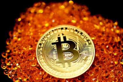 Hoskinson says Bitcoin could reach 0,000 in 2026, explains how altcoins will eventually decouple