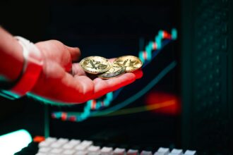 Spot Bitcoin and Ethereum ETF continuous outflows come to an end, and institutional investor demand recovers